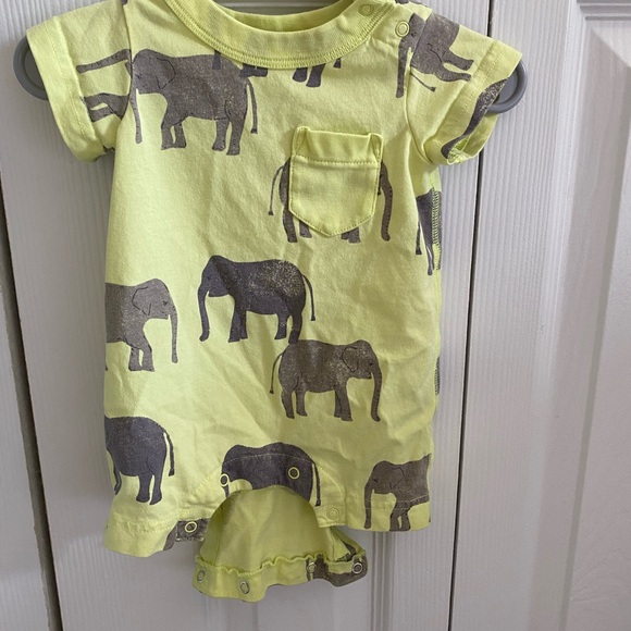 Two Tea Collection rompers in size 0-3 months - Picture 4 of 7